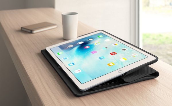 Logitech CREATE avec rabat comme pied
