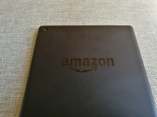 La coque en plastique est incrustée avec le logo Amazon.
