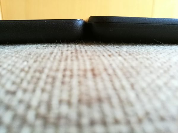 La Fire HD 8 face à la Fire 7. Les deux sont très épaisses.