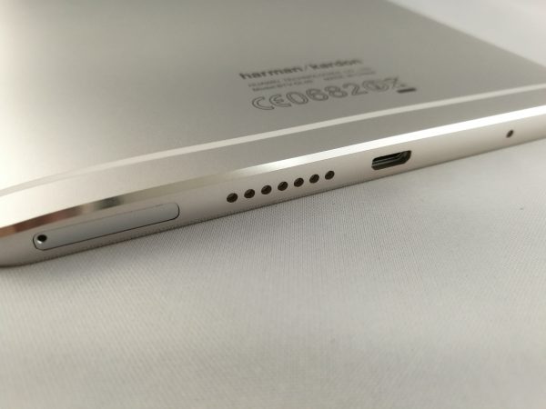 La connectique de la MediaPad M3 est située sur une seule tranche.