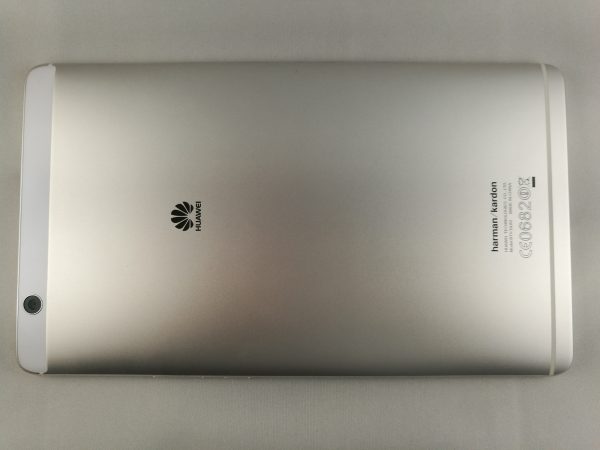 Le design de la coque est sobre et soigné.
