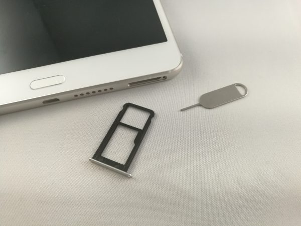 La trappe dissimule le port nano-SIM et micro-SD.