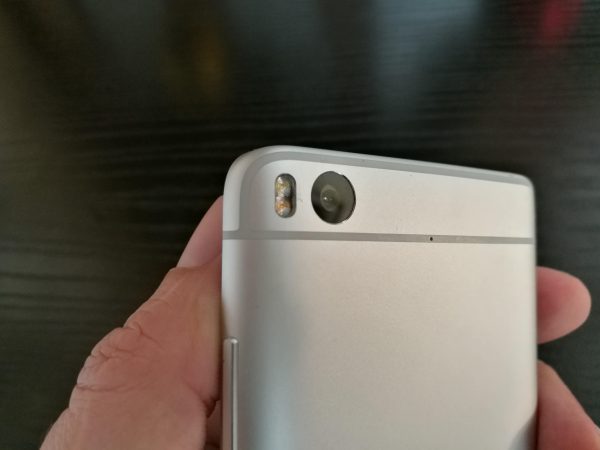 L'APN de 12 MP possède un double flash LED.
