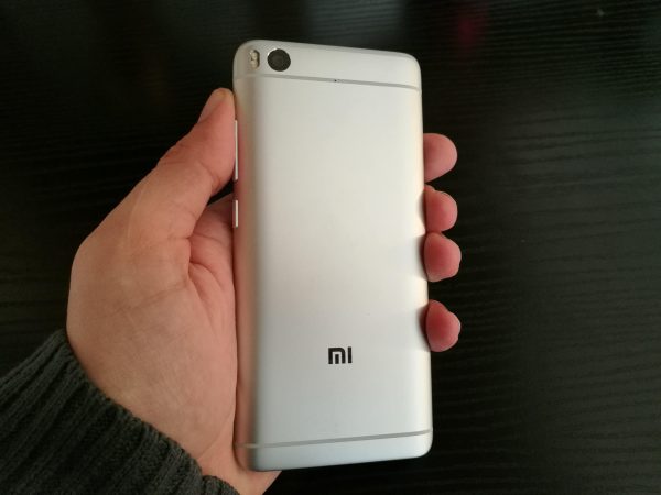 La coque en métal est de belle facture.