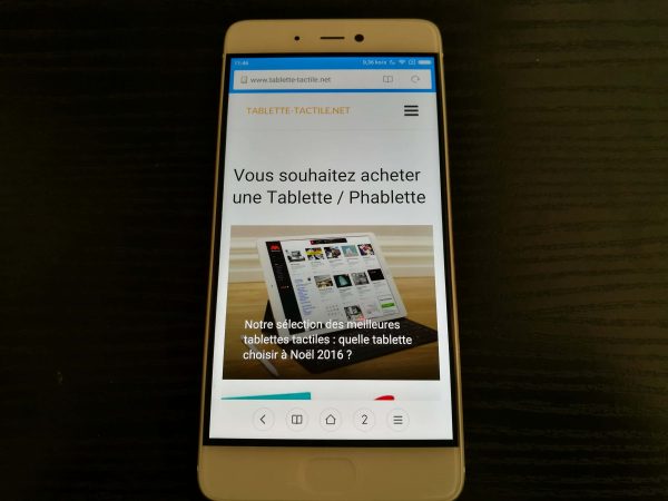 L'écran est de bonne qualité, vif et lumineux malgré des blancs un peu ternes