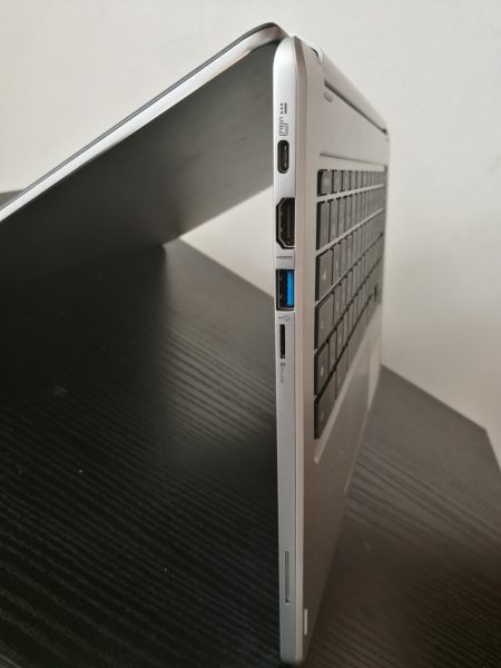 La connectique du R13 est très bien fournie. Notez aussi la possibilité d'installer l'hybride en mode tente.