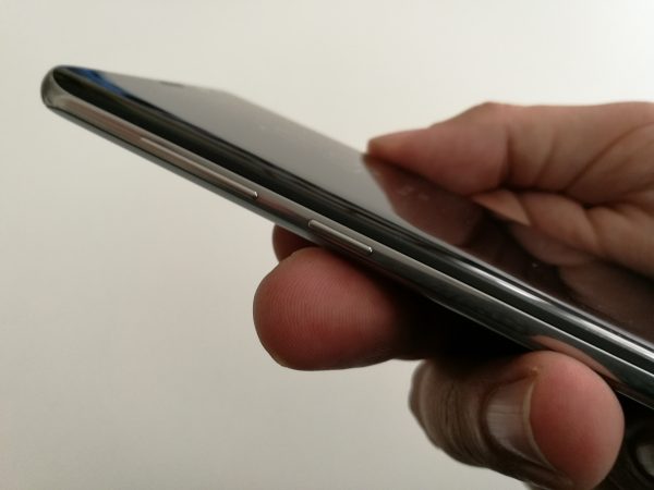 Le bouton pour Bixby n'est malheureusement pas assignable à une autre fonction.