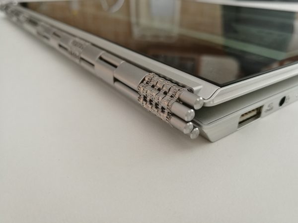 Le Yoga 910 possède une charnière à 360°.
