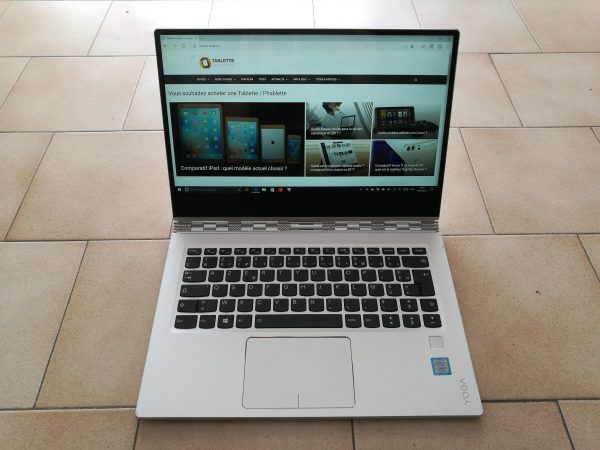 Le Yoga 910 a un écran presque borderless.