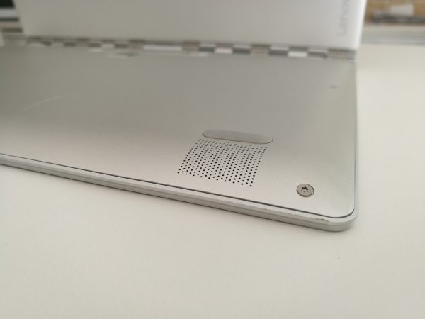 Les haut-parleurs JBL sont mal disposés et offrent un son plutôt moyen.