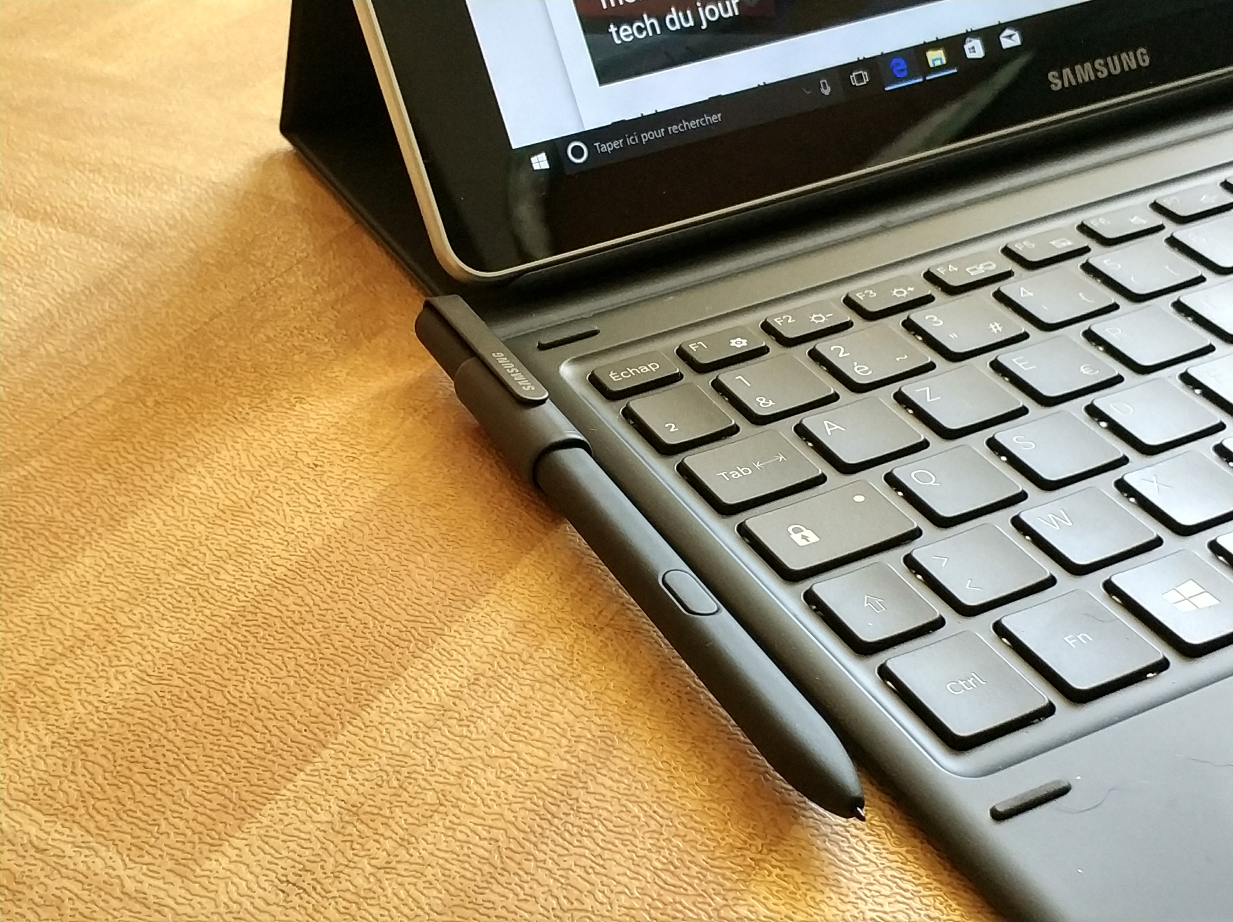 Le nouveau S-Pen est très efficace. Il est ici rangé dans la fixation à coller sous le clavier.
